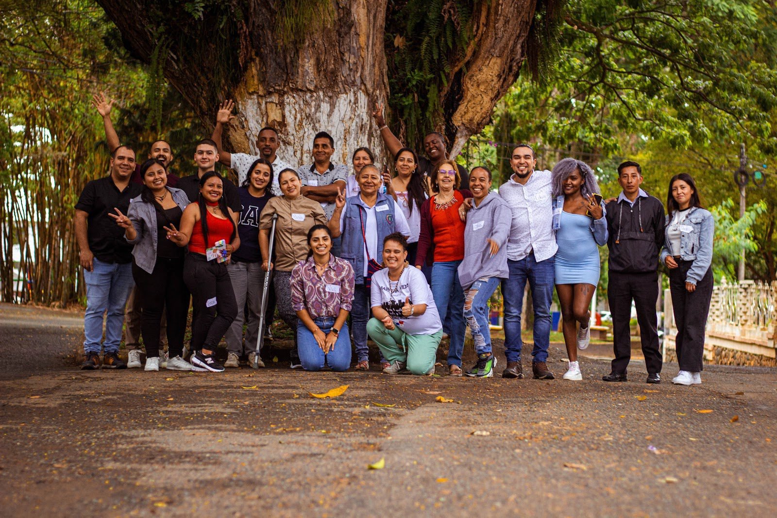 Descubre cómo el Primer Laboratorio de Diálogo Shift The Power está marcando un hito en el empoderamiento comunitario en el Cauca. En este encuentro único, celebrado en Santander de Quilichao, 20 líderes sociales de diversos sectores se unieron para dialogar sobre cómo transformar el sistema desde las acciones locales, basándose en los principios del Manifiesto Shift The Power. Este blog detalla la contextualización del evento, los participantes, la metodología utilizada, y las reflexiones finales que surgieron de este poderoso encuentro. Sumérgete en la conversación sobre el cambio de poder y cómo el Global Fund Community Foundation busca inspirar una transformación real a través de la Cumbre STP Bogotá. Acompáñanos en esta jornada hacia una sociedad más equitativa y participativa, empezando por las acciones y voces del Cauca.